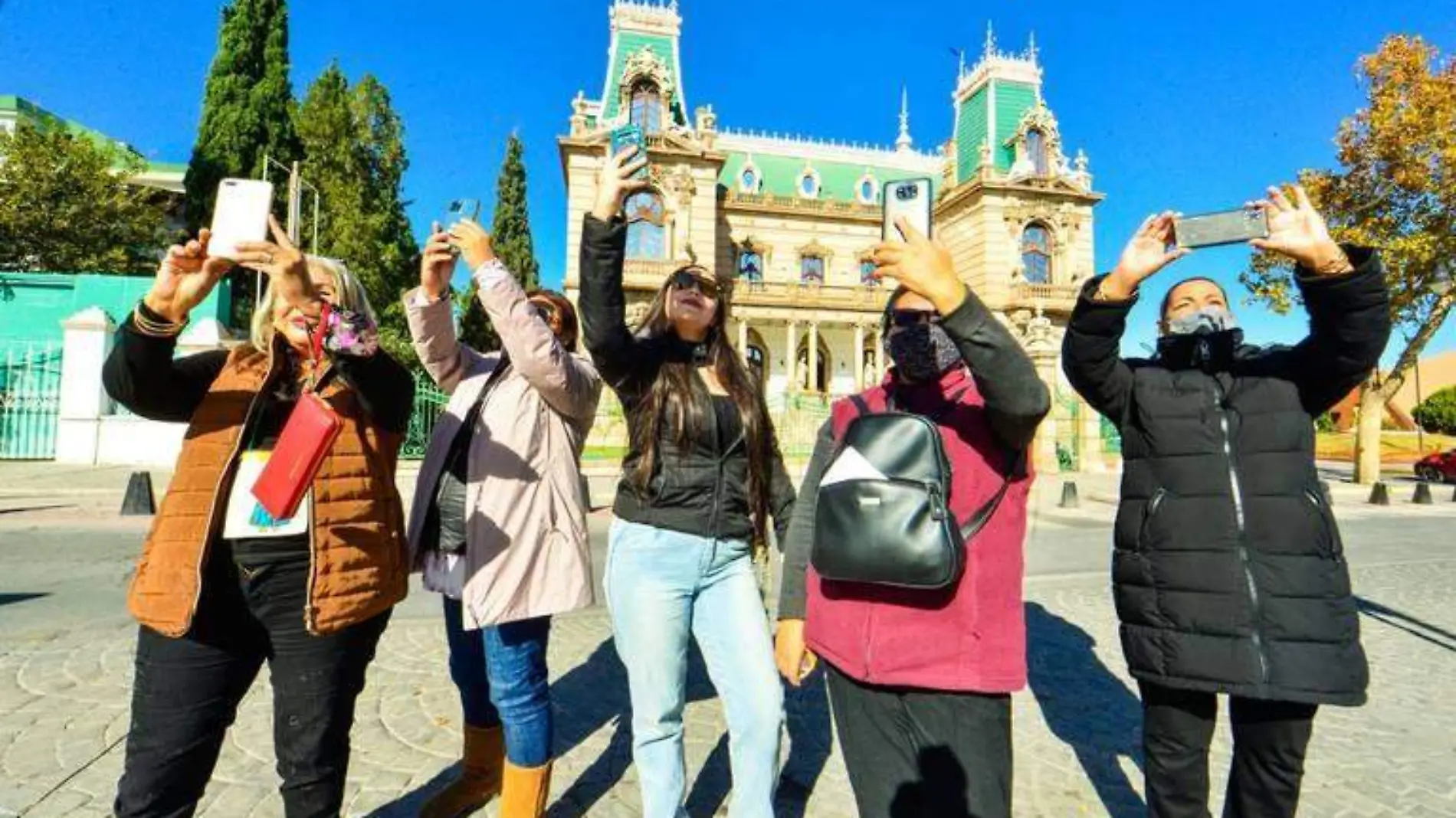 turistas visitan la quinta